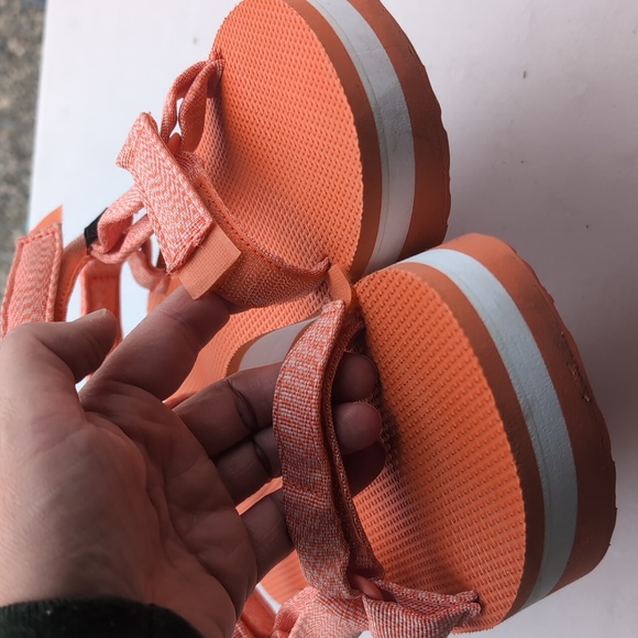 Like new platform Tevas! - Picture 4 of 8